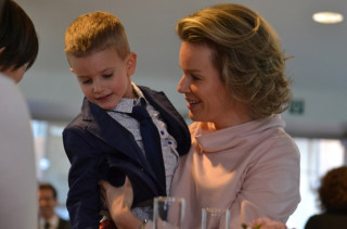 Belgian Queen Mathilde with Marnix, whose mother was treated with chemotherapy when she was pregnant with him. Image courtesy of hsb and published first in Nieuwsblad.be